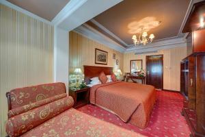 pokój hotelowy z łóżkiem i kanapą w obiekcie Ascot Hotel w Dubaju