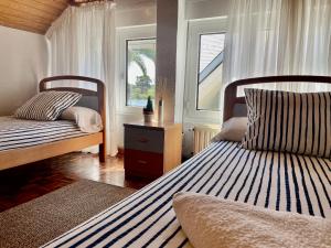 Un dormitorio con dos camas y una ventana. en Escuela de Surf WAVES SOUND - Alojamiento Compartido, en Santoña