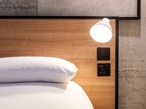 Un pat sau paturi într-o cameră la ibis Coleraine Riverside