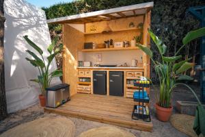 una cocina en un patio trasero con una terraza de madera en Kampaoh Hostel El Palmar en El Palmar