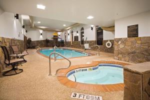 una piscina in un hotel con vasca idromassaggio di AmericInn by Wyndham Hill City Mt Rushmore a Hill City