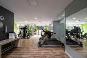 - une salle de sport avec tapis de course et machines elliptiques dans l'établissement Suítes Inside Windham Sao Paulo Paulista, à São Paulo