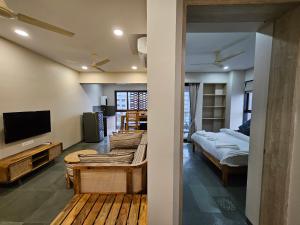 Televisyen dan/atau pusat hiburan di Tattva Superior 1 BHK +7 gambar