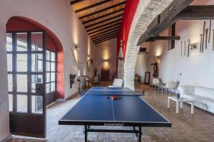 eine Tischtennisplatte in der Mitte eines Zimmers in der Unterkunft Cortijo Pavia in Écija