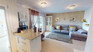 sala de estar con sofá y mesa en Casa Esturion A-Murcia Holiday Rentals Property, en Roldán