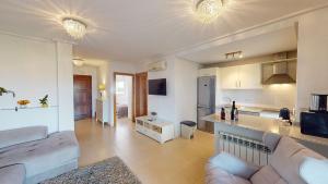 Il comprend un salon avec un canapé et une cuisine. dans l'établissement Casa Esturion A-Murcia Holiday Rentals Property, à Roldán