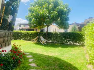 un parco con panchina, albero e fiori di Pendeza La Casa a Naivasha