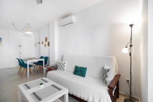 エル・プエルト・デ・サンタマリアにあるApartamento 1a linea Valdelagranaの白いソファとテーブルのあるリビングルーム +17枚の写真