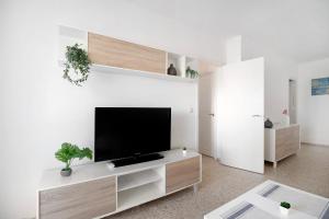 エル・プエルト・デ・サンタマリアにあるApartamento 1a linea Valdelagranaの薄型テレビのある白いリビングルーム