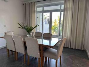 comedor con mesa, sillas y ventana en DT Green Mansion, 