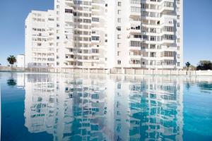 エル・プエルト・デ・サンタマリアにあるApartamento 1a linea Valdelagranaの水面に映る大きなアパートメントです。