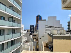 einen Blick auf die Stadt von einem Gebäude aus in der Unterkunft Malta Paradise Central Accomodation in St Julian's