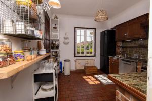 uma cozinha com um balcão e uma bancada em Villa Hyères - Quartier Villa Noailles em Hyères