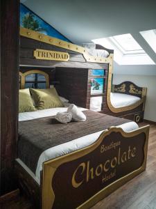 1 dormitorio con 2 literas y un cartel que dice chocolate en El Indio CHocolatería Boutique Hostel, en Pinto