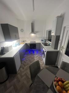 eine Küche mit einem Pool in der Mitte der Etage in der Unterkunft Cosy home perfect for families and contractors in Darlington