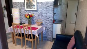 A kitchen or kitchenette at Villa Le Vignole