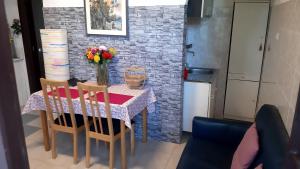 - une table à manger avec un vase de fleurs dans l'établissement Villa Le Vignole, à Ameno