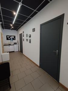 una habitación vacía con una puerta y una cocina en Atlas Hotel, en Poltava