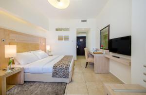 Televízia a/alebo spoločenská miestnosť v ubytovaní Toledo Amman Hotel