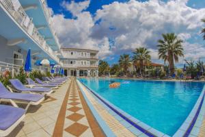 Bazén v ubytování Laganas Holidays Hotel nebo v jeho okolí