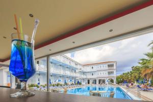 Bazén v ubytování Laganas Holidays Hotel nebo v jeho okolí