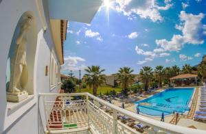 Bazén v ubytování Laganas Holidays Hotel nebo v jeho okolí