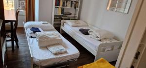 2 literas en una habitación con estantería en Large apartment in Rome city center, en Roma