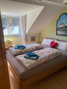 sypialnia z 2 łóżkami i ręcznikami w obiekcie Kays Home w mieście Bad Wörishofen
