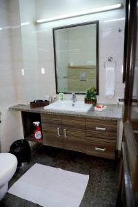 La salle de bains est pourvue d'un lavabo et d'un miroir. dans l'établissement Fortune Home Service Apartment 3Bhk,J-215 Saket, à New Delhi