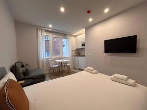 ein Schlafzimmer mit einem Bett und ein Wohnzimmer in der Unterkunft Cozy studio in Tetuan - En 1/7 in Madrid