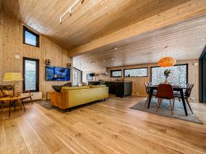 een woonkamer met een gele bank en een tafel bij Ski-in-out hytte på Kvitfjell in Strande