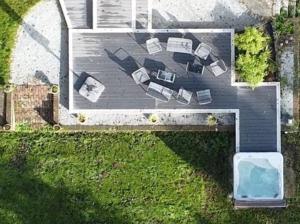 Broad Mead في كورف كاسل: منظر علوي لفناء به طاولات وكراسي