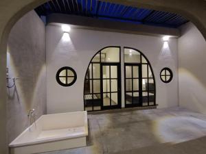 een badkamer met een bad en een raam bij Villa Rika Sanur in Sanur