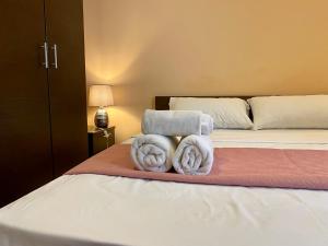 1 Schlafzimmer mit 2 Handtüchern auf einem Bett in der Unterkunft Malta Paradise Central Accomodation in St Julian's