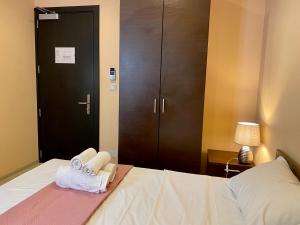 ein Schlafzimmer mit einem Bett mit Handtüchern darauf in der Unterkunft Malta Paradise Central Accomodation in St Julian's