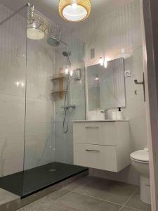 Appartement design pour 6 pers dans le centre de Salon de Pce - Proche Fontaine Moussue tesisinde bir banyo