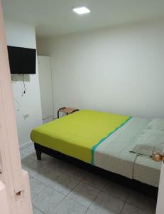 Кровать или кровати в номере Hospedaje GYT Caldera