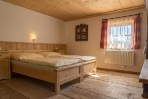 ein Schlafzimmer mit einem großen Bett in einem Zimmer in der Unterkunft Schmiedhäusl in Bruck an der Großglocknerstraße