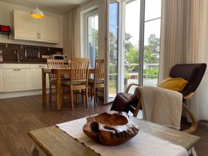 una cucina e un soggiorno con tavolo e sedie di Villa "Windflüchter" a Thiessow