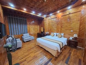 Sóc SơnにあるNoi Bai The King Hotelのベッドルーム1室(ベッド1台、椅子1脚付)