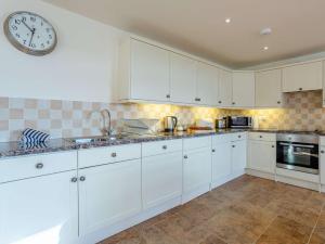 Una cocina o kitchenette en 1 Bed in Somerton 41734