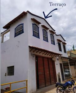 a house with a motorcycle parked in front of it at Pousada Casarão in Cruzília