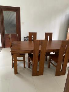 een houten eettafel en stoelen met een houten tafel en stoelen bij Nature homes in Moratuwa
