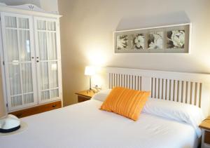 Postel nebo postele na pokoji v ubytování Hotel Es Mercadal