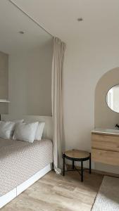 een slaapkamer met een bed, een dressoir en een spiegel bij La Casa Avenida in Malmedy