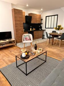 uma sala de estar com uma mesa de centro e um sofá em Appartement Couteliers-Centre ville-4pers em Moulins