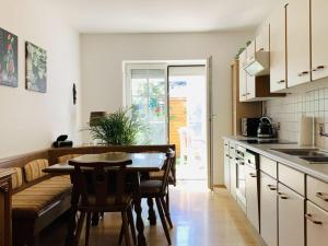 Una cocina con una mesa y sillas en una habitación. en Bernhard Schmidt-Gasse, en Gmunden