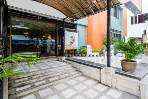een patio van een restaurant met stoelen en planten bij OYO 870 12 PM Bangkok in Bangkok