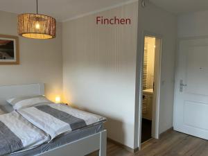 - une chambre avec un lit et un panneau indiquant les finitions dans l'établissement Iflands Hof, à Brehme
