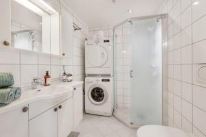 Et badeværelse på Flott leilighet i hjerte av Oslo + 19 billeder